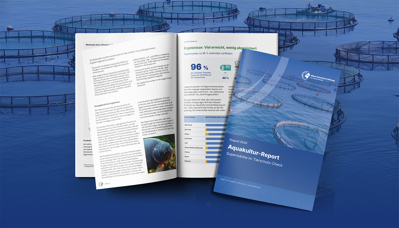 Aufgeschlagenes Exemplar und Deckblatt des Aquakultur-Reports 2026 vor Foto einer Aquakulturanlage.