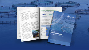Aufgeschlagenes Exemplar und Deckblatt des Aquakultur-Reports 2026 vor Foto einer Aquakulturanlage.