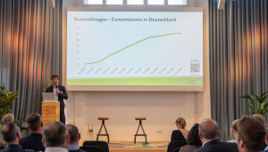 Mahi Klosterhalfen präsentiert die Entwicklungen der Masthuhn-Initiative