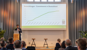Mahi Klosterhalfen präsentiert die Entwicklungen der Masthuhn-Initiative
