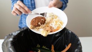 Lebensmittelverschwendung: Essen in den Müll