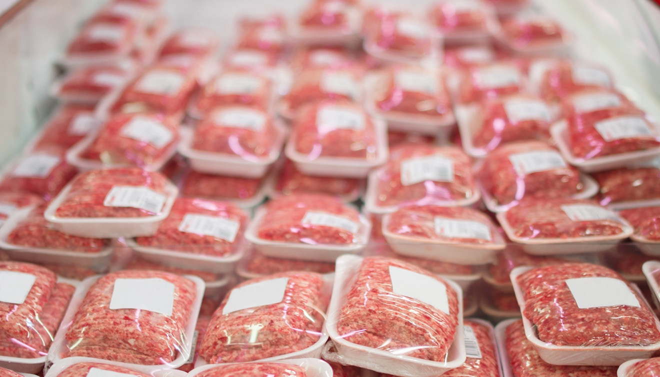 In Plastik abgepacktes Hackfleisch in einer Kühltruhe