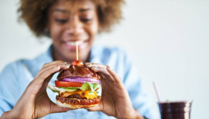 Frau mit veganem Burger