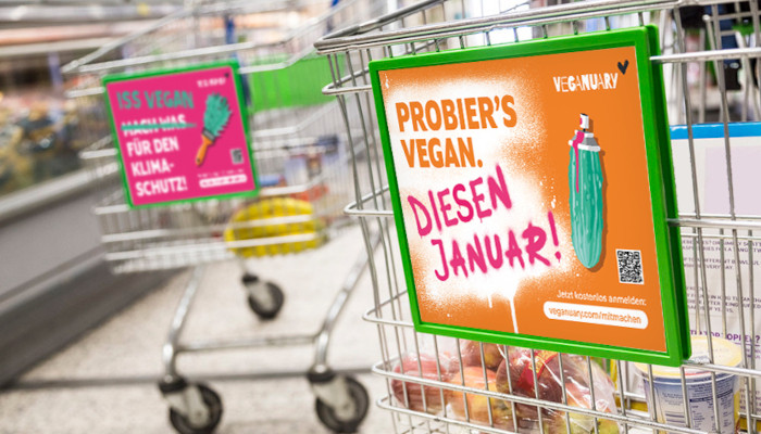 Einkaufswagen mit Veganuary-Werbung